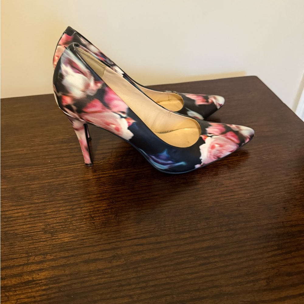 NWOT Nine West Floral Black Heels - Picture 2 of 4